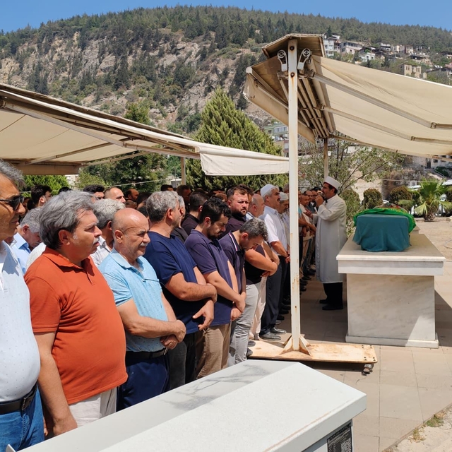 Hatay'da otomobil ile çekicinin çarpıştığı kazada ölen 3 kişinin cenazeleri...