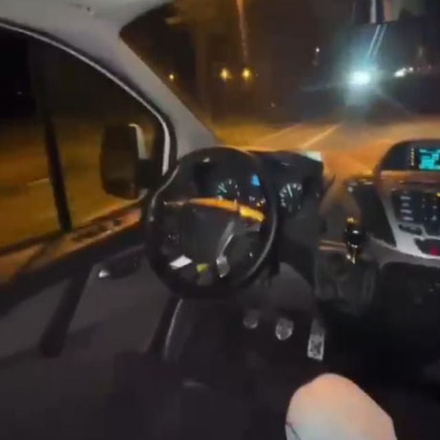 Aracını yan koltuktan kullanıp o anları paylaştı, ehliyetine el konuldu