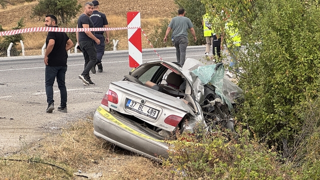 Kastamonu'da hafriyat kamyonu ile çarpışan otomobildeki çocuk öldü, baba ağır yaralandı