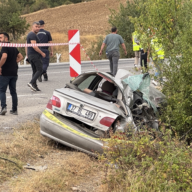 Kastamonu'da hafriyat kamyonu ile çarpışan otomobildeki çocuk öldü, baba ağ...
