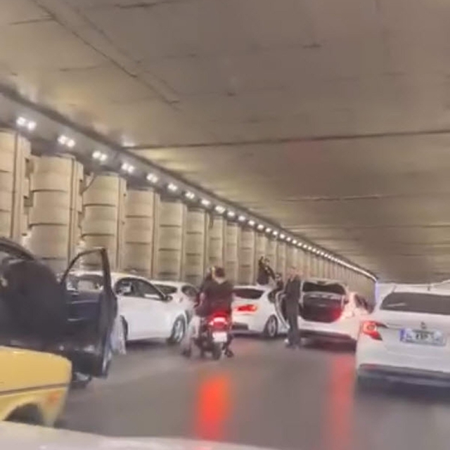 İzmir'de alt geçitte yolu kapatan düğün konvoyundaki sürücüye ceza