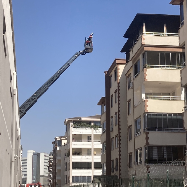 Gaziantep'te apartmanın terasında çıkan yangın söndürüldü
