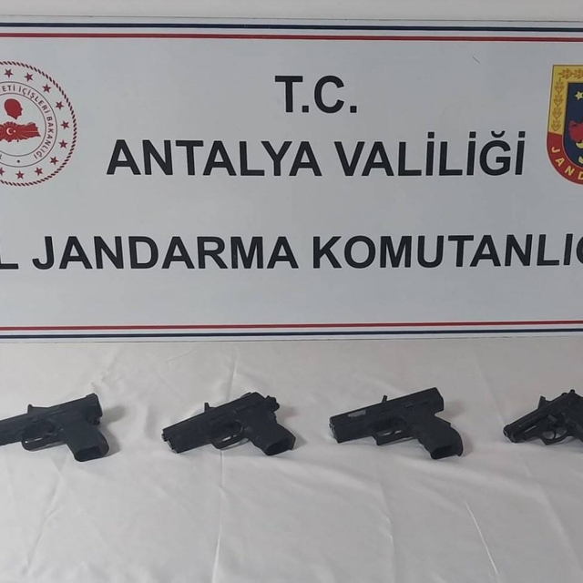 Antalya'da kaçak silah operasyonunda 4 kişi yakalandı