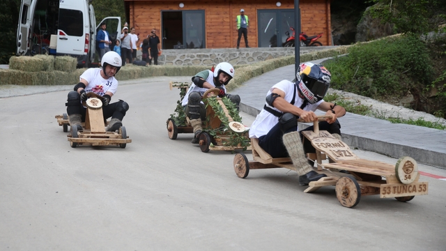 Rize'de "15. Geleneksel Red Bull Formulaz Tahta Araba Şenliği" düzenlendi