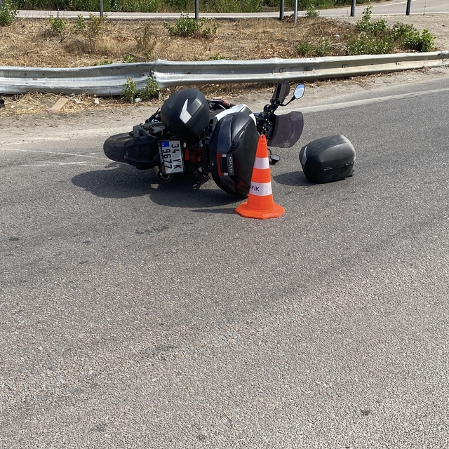 Devrilip bariyerlere çarpan motosikletin sürücüsü öldü, kızı ağır yaralandı