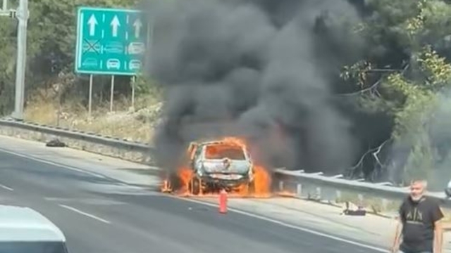 Otoyoldaki otomobilde çıkan yangın, ormana sıçradı