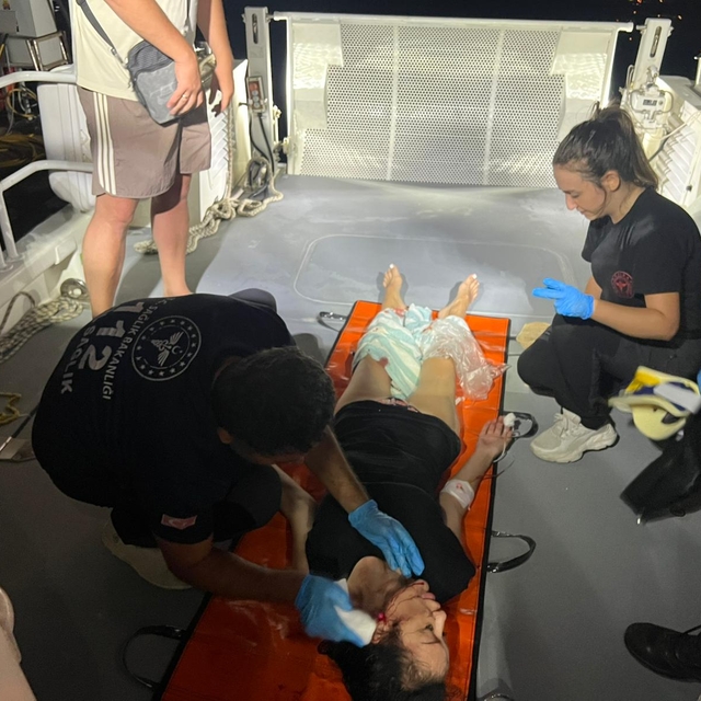 Antalya açıklarında teknede yaralanan turiste tıbbi müdahale