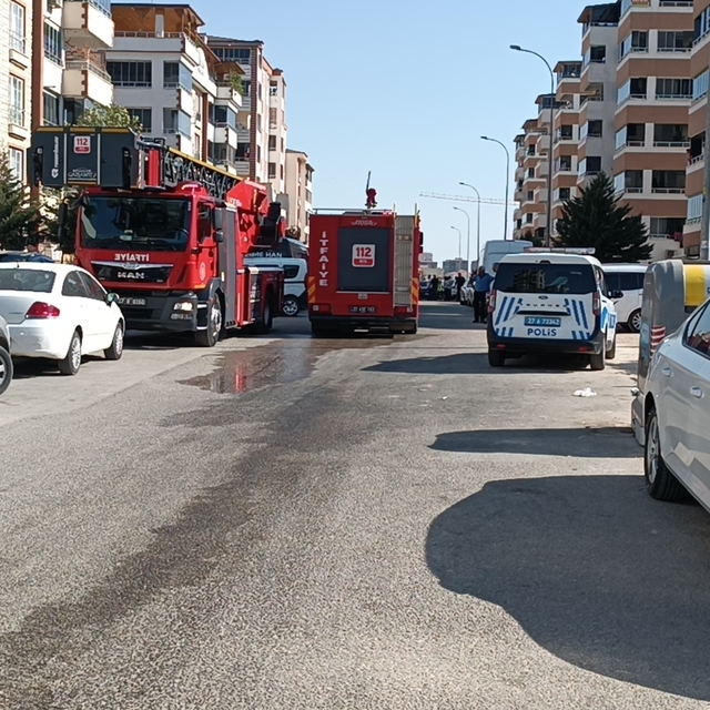 Gaziantep'te apartmanın çatı katı yandı