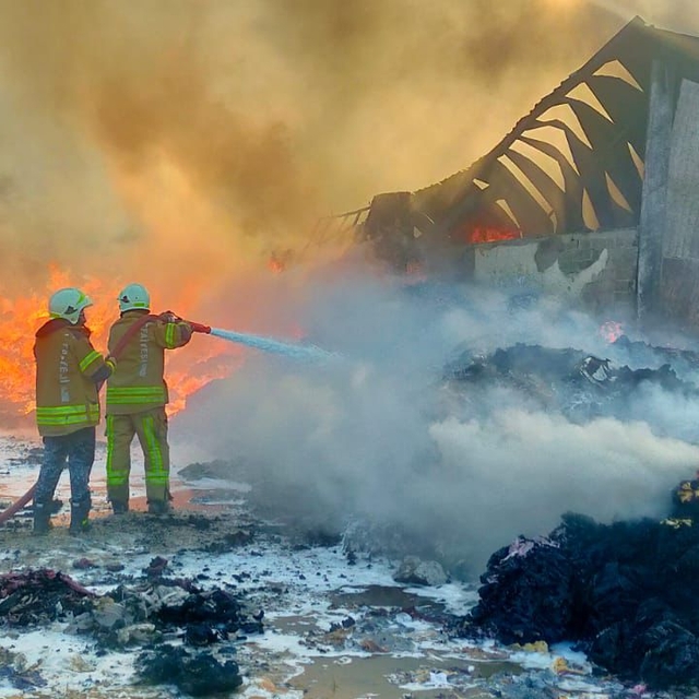 Tokat'ta kumaş geri dönüşüm deposunda yangın