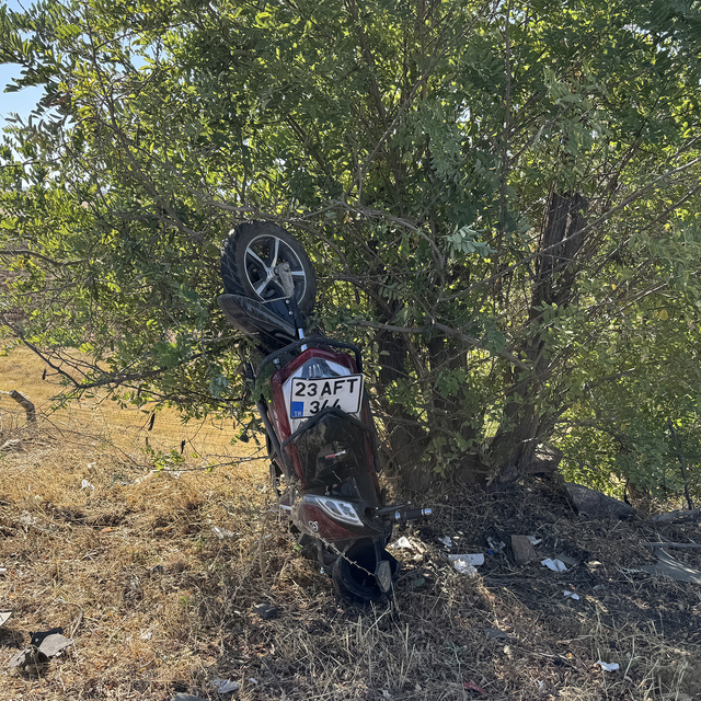 Elazığ'da hafif ticari araç ile motosikletin çarpışması sonucu 1 kişi öldü
