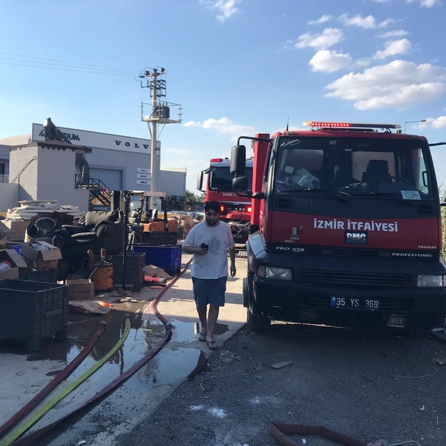 İzmir'de fabrikada başlayıp otluk alana sıçrayan yangın söndürüldü
