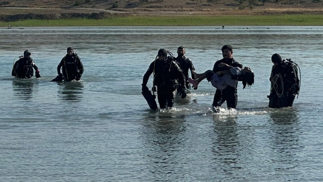 Şanlıurfa'da baraj gölünde kaybolan Deniz için arama çalışması başladı (2)