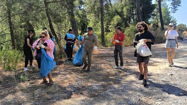 Marmaris'te gönüllülerin katılımıyla çevre temizliği yapıldı