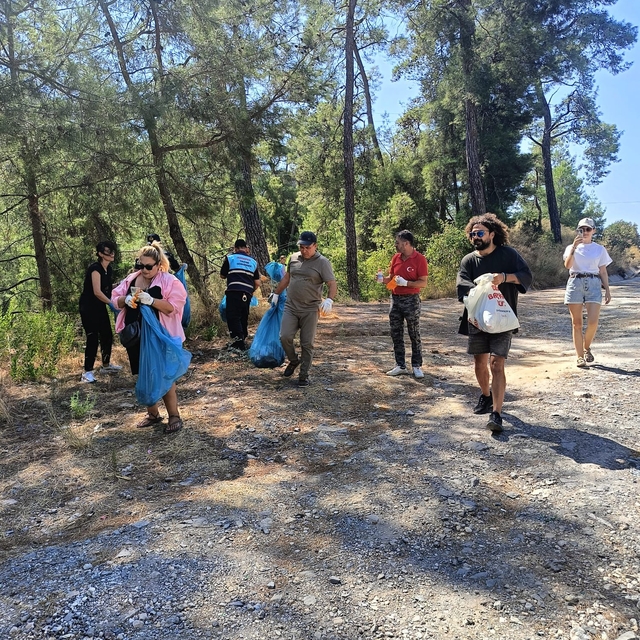 Marmaris'te gönüllülerin katılımıyla çevre temizliği yapıldı
