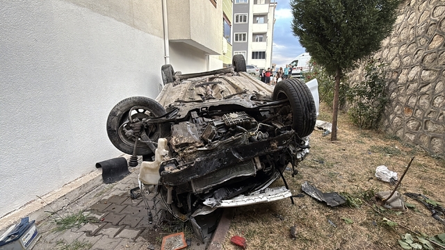 Karabük'te otomobille hafif ticari aracın çarpıştığı kazada 3 kişi yaralandı