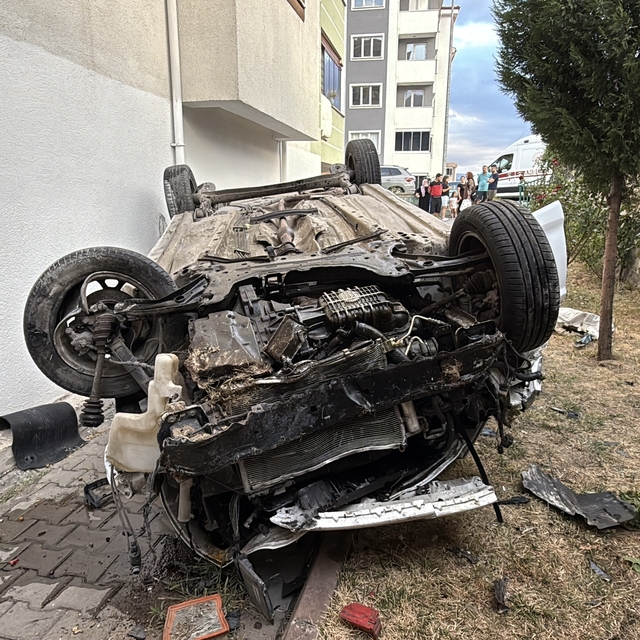 Karabük'te otomobille hafif ticari aracın çarpıştığı kazada 3 kişi yaraland...