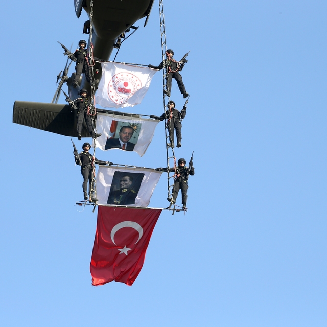 Jandarma ekipleri Malazgirt Zaferi kutlamalarındaki hava gösterileriyle izl...