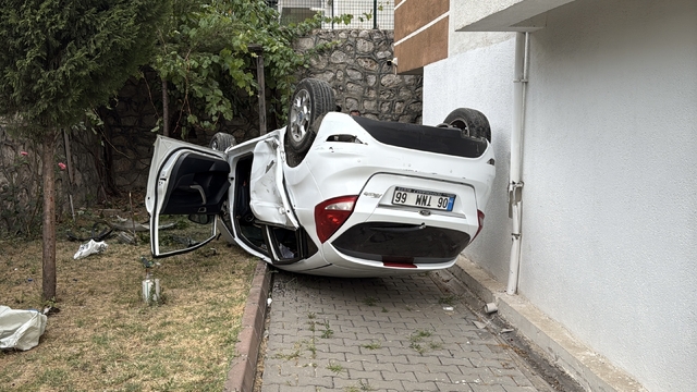 Kaza sonrası savrulan otomobil apartman bahçesine düştü: 3 yaralı