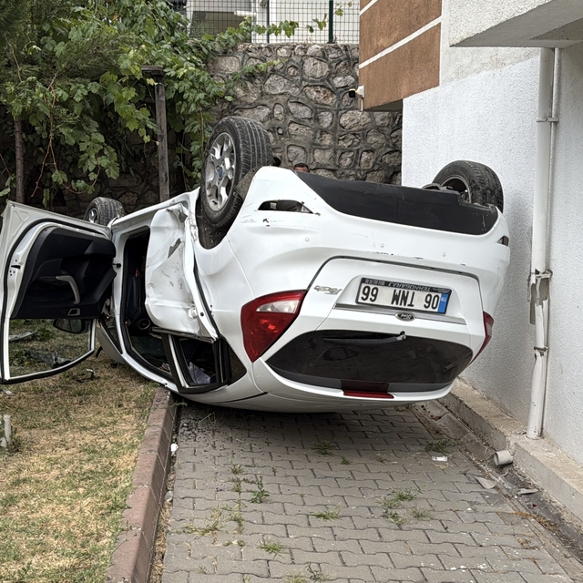 Kaza sonrası savrulan otomobil apartman bahçesine düştü: 3 yaralı