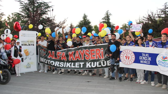 Kayseri'de motosikletliler kanser hastası çocuklar için gökyüzüne balon bıraktı