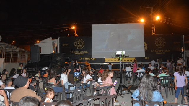 Gezen Sinema Tırı, Hakkari'de çocukları sinemayla buluşturdu