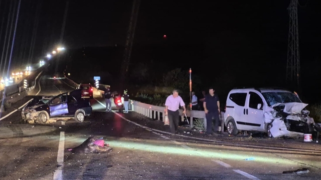 Edirne'de otomobille hafif ticari aracın çarpışması sonucu 5 kişi yaralandı