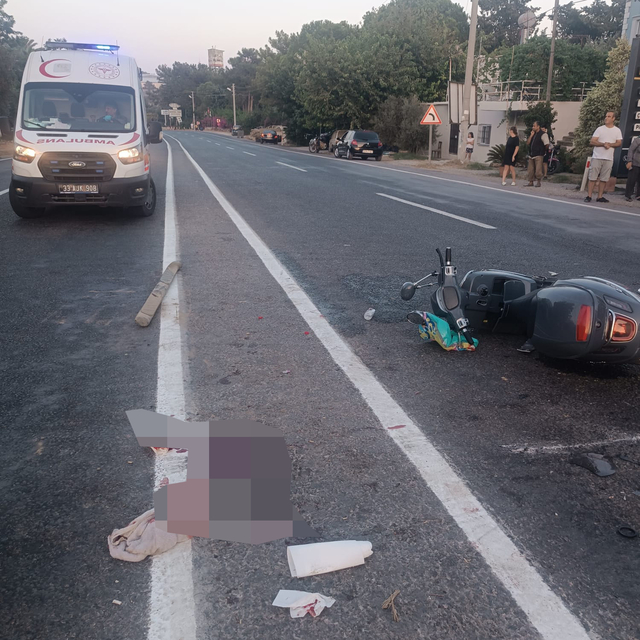 Mersin'de kamyonetle çarpışan motosikletteki 4 kişi yaralandı