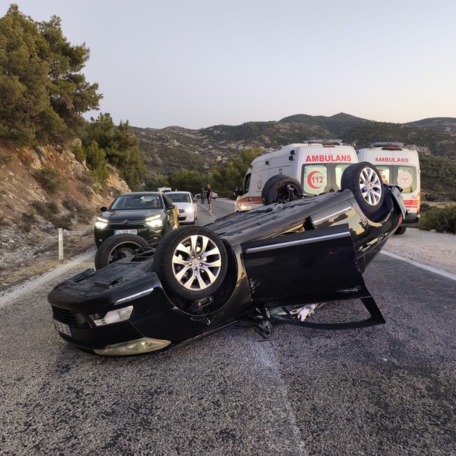 İzmir'de otomobillerin çarpıştığı kazada biri çocuk, 4 kişi yaralandı