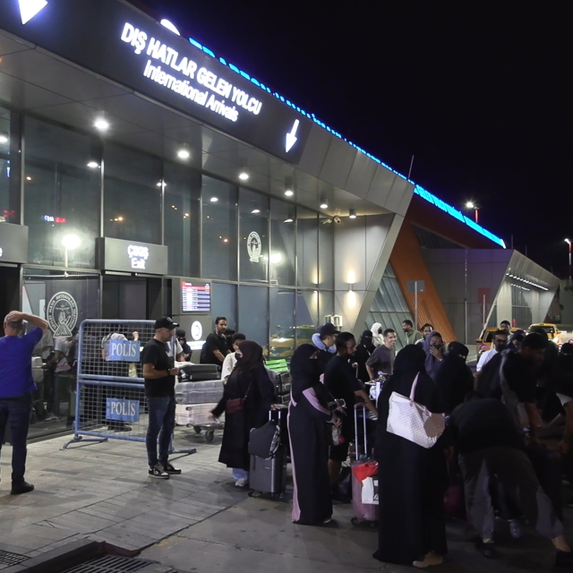 Trabzon- Cidde seferi için havalanan uçak, motor arızası nedeniyle acil ini...