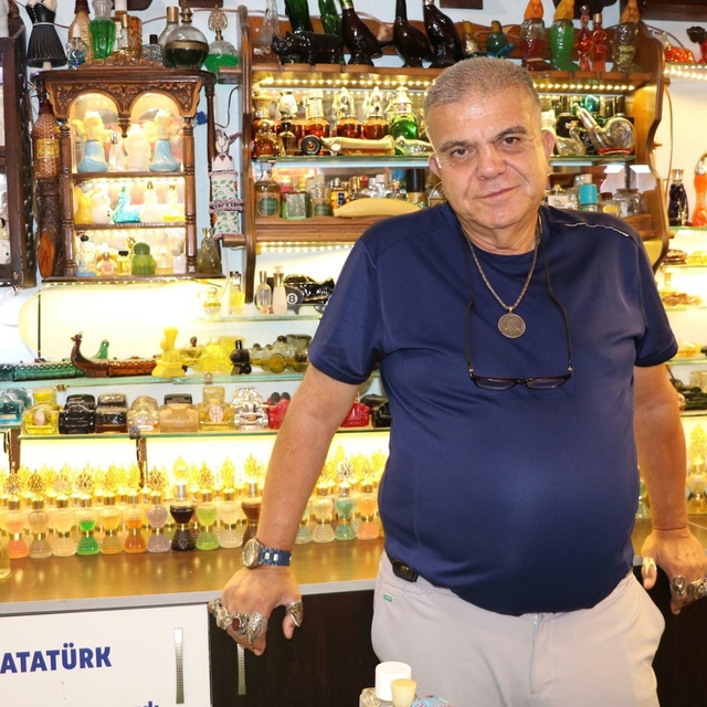 Koleksiyonunda, 1886'dan bugüne 3 bin kolonya şişesini bir araya getirdi