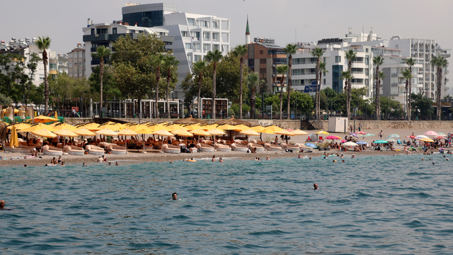 Antalya sahillerinde 'ücretli plaj' tepkisi - Antalya Haberleri