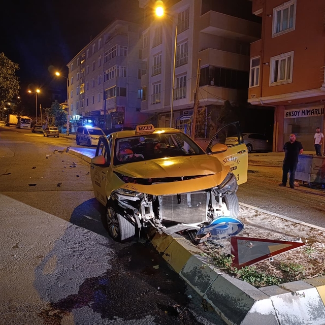 Tekirdağ'da sürücüsünü darbedip gasbettikleri taksiyle kaza yapan iki şüphe...