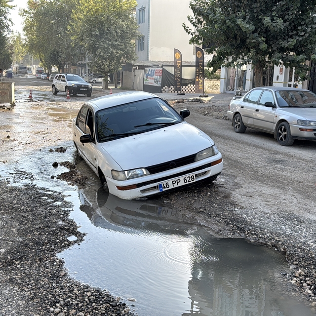 Adıyaman'da çöken yolda mahsur kalan araç kurtarıldı