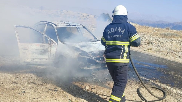 Adana'da seyir halindeki otomobil yandı