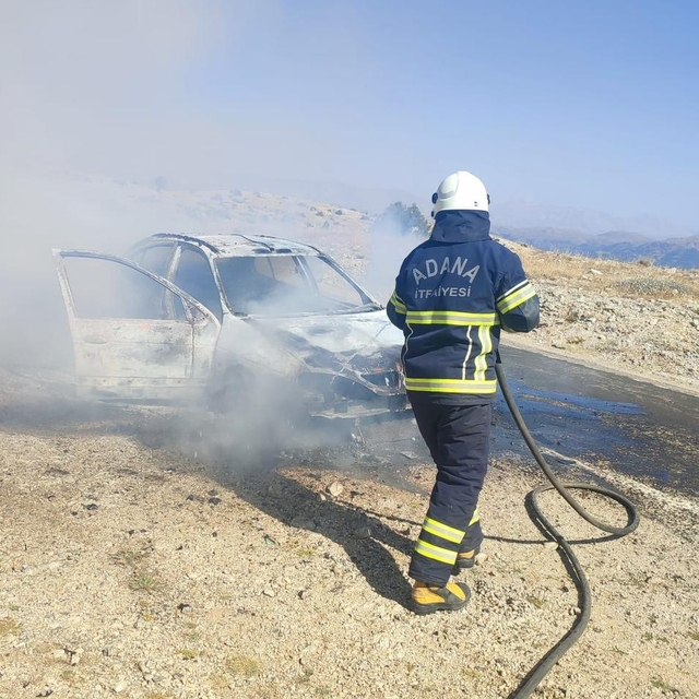 Adana'da seyir halindeki otomobil yandı