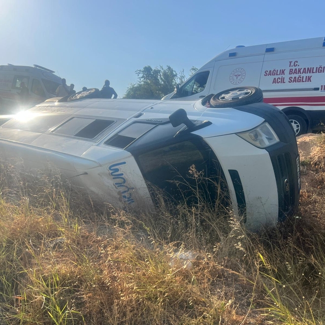 Hatay'da devrilen minibüsteki 13 kişi yaralandı