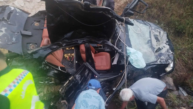 Otomobil, 5 metre yükseklikten menfezin önüne uçtu: 2 ölü, 3 yaralı