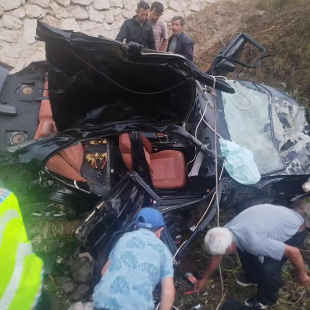 Otomobil, 5 metre yükseklikten menfezin önüne uçtu: 2 ölü, 3 yaralı