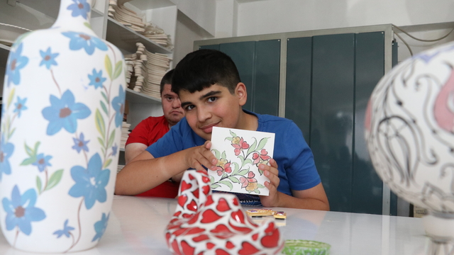 Yozgat'ta özel öğrenciler çini boyama kursunda yeteneklerini keşfediyor