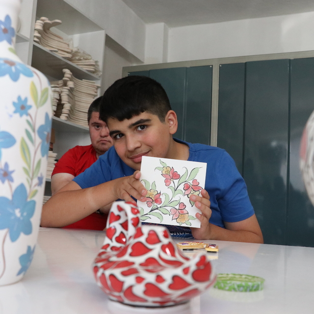 Yozgat'ta özel öğrenciler çini boyama kursunda yeteneklerini keşfediyor