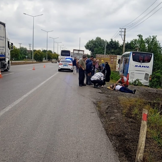 Yolcu otobüsü kamyonete branda çekenlere çarptı; 1 ölü, 1 ağır yaralı