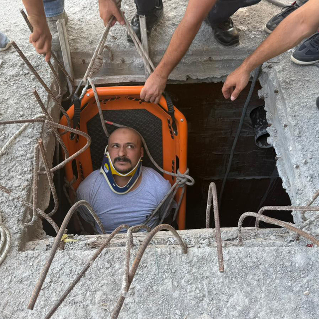 Su deposunda merdivenden düşüp, bacağı kırılan işçiyi itfaiye kurtardı