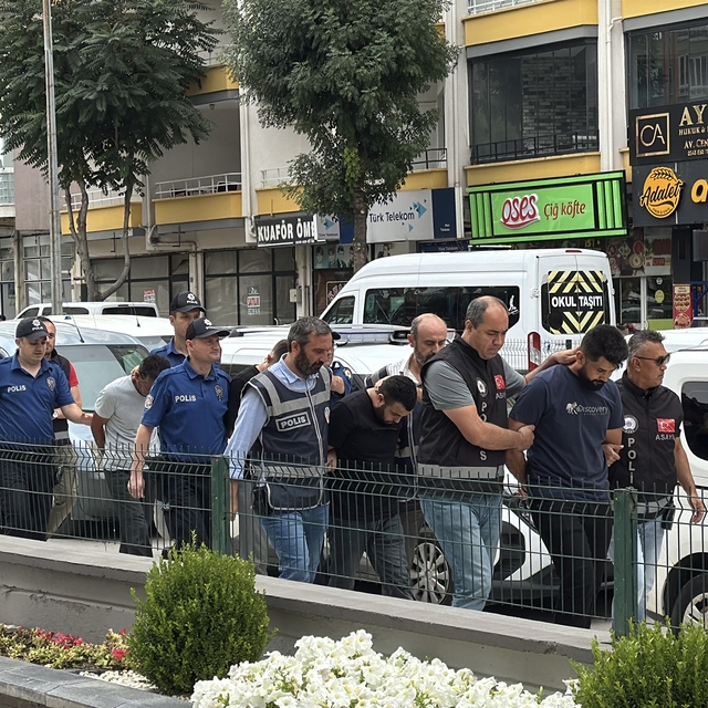 Telefonda dolandırıcılık yaptıkları iddiasıyla yakalanan 6 şüpheli adliyeye...