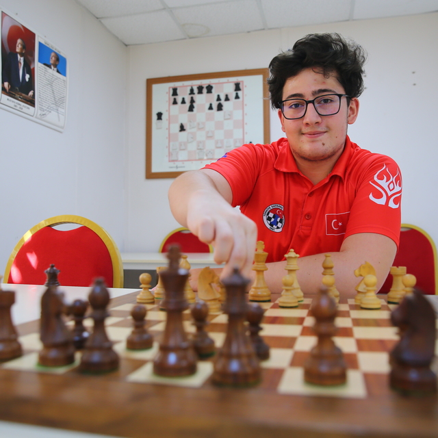 Milli satranççı Serdar'ın hedefi "uluslararası usta" ünvanına İtalya'da ula...