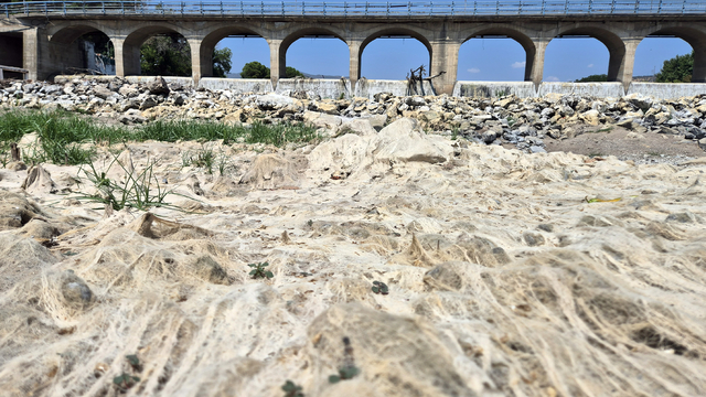 Kuraklığın etkisiyle Gediz Nehri'nin bazı bölümleri kurudu