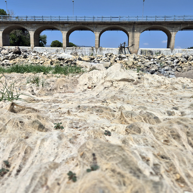 Kuraklığın etkisiyle Gediz Nehri'nin bazı bölümleri kurudu