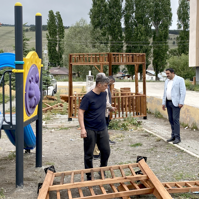 Sarıkamış'ta çocuk oyun alanları, park ve bahçeler yenileniyor