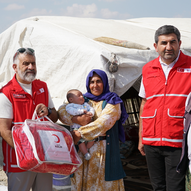 Türk Kızılay Polatlı Şubesi, mevsimlik tarım işçilerine çeşitli yardımlarda...
