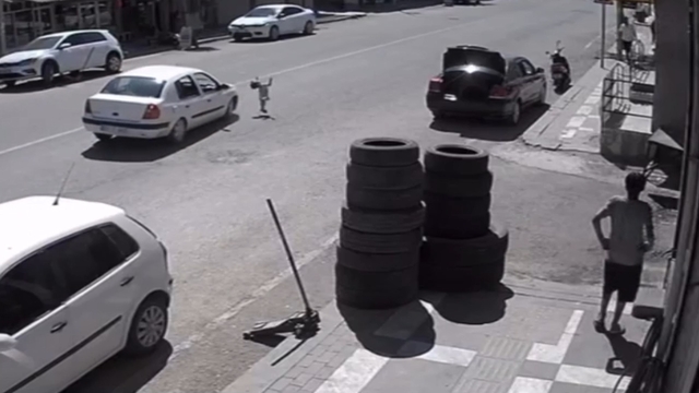 Caddeye fırlayan çocuğa otomobil çarptı; o anlar kamerada