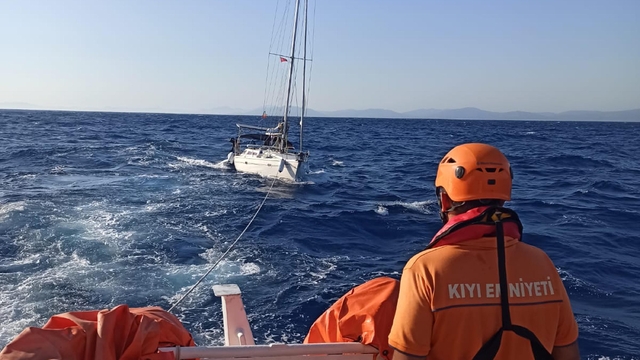 Datça ilçesi açıklarında sürüklenen tekne kurtarıldı